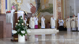 8-Voyage apostolique en Pologne : Messe avec les pr&#xea;tres, religieuses, religieux, consacr&#xe9;s et s&#xe9;minaristes polonais au Sanctuaire St-Jean-Paul II