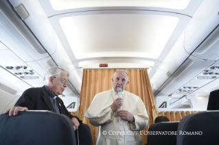 0-Viaggio Apostolico: Saluto del Santo Padre ai giornalisti durante il volo verso la Polonia
