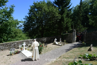 5-Peregrinaci&#xf3;n a Barbiana: Visita a la tumba de Lorenzo Milani 
