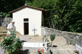 4-Peregrinaci&#xf3;n a Barbiana: Visita a la tumba de Lorenzo Milani 