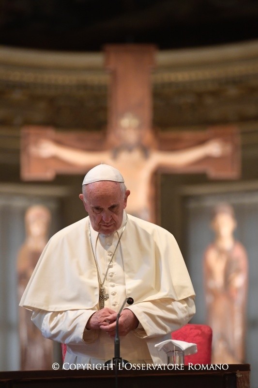 12-Visita pastoral a Bolonia: Encuentro con sacerdotes, religiosos, seminaristas del Seminario Regional y di&#xe1;conos permanentes