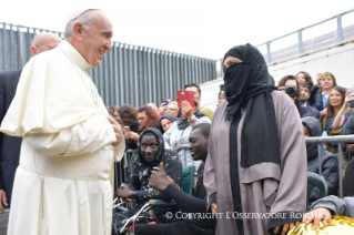 13-Visita pastoral a Bolonia: Encuentro con los emigrantes y con el personal del servicio de asistencia en el centro regional de acogida