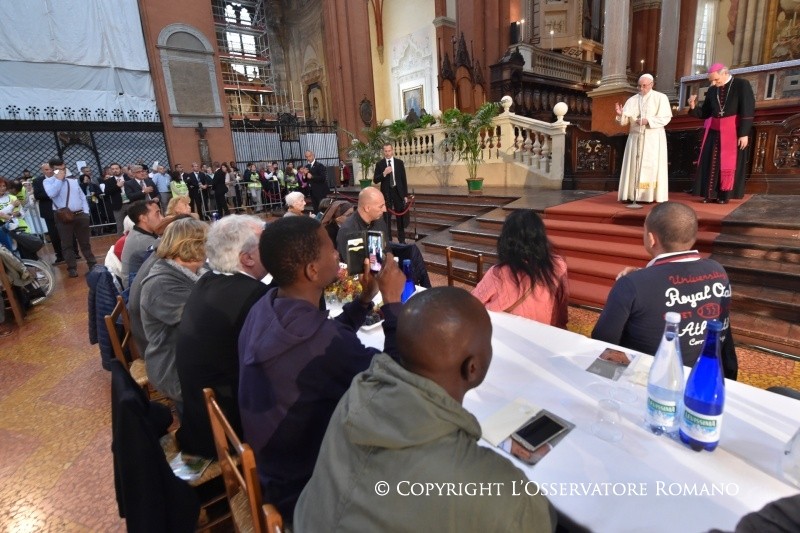1-Visita pastoral a Bolonia: Almuerzo de solidaridad, con pobres, refugiados y presos 