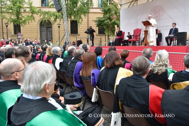 3-Pastoralbesuch in Cesena und Bologna: Begegnung mit Universit&#xe4;tsdozenten und Studenten