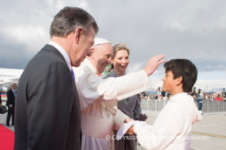 15-Viagem Apostólica à Colômbia: Cerimônia de Boas-vindas na Base Aérea Catam