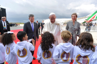 4-Apostolische Reise nach Kolumbien: Willkommenszeremonie auf dem Militärflughafen Catam