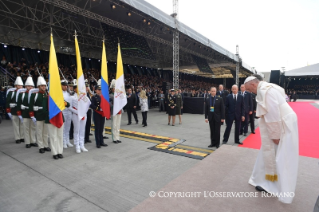 6-Apostolische Reise nach Kolumbien: Willkommenszeremonie auf dem Militärflughafen Catam