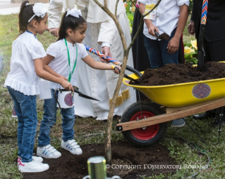 11-Viaggio Apostolico in Colombia: Sosta alla Croce della Riconciliazione 