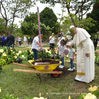 5-Viaje apostólico a Colombia: Parada en la Cruz de la reconciliación