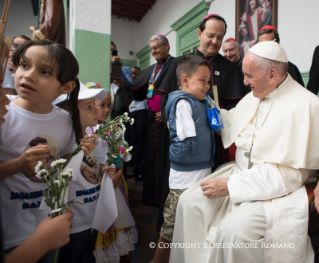 13-Viaje apost&#xf3;lico a Colombia: Encuentro en el Hogar San Jos&#xe9;