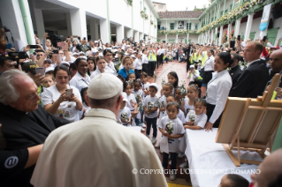 14-Apostolische Reise nach Kolumbien: Besuch des Kinderheims "Hogar San José"