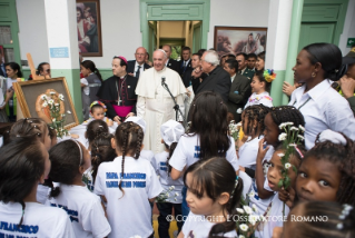 15-Viaje apost&#xf3;lico a Colombia: Encuentro en el Hogar San Jos&#xe9;