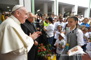 6-Apostolische Reise nach Kolumbien: Besuch des Kinderheims "Hogar San José"