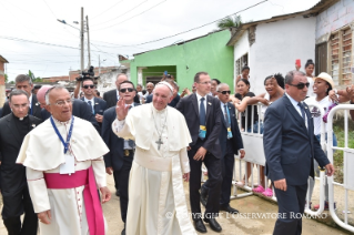 11-Viagem Apostólica à Colômbia: Bênção da pedra fundamental das casas para os sem-teto e da Obra Talitha Qum 