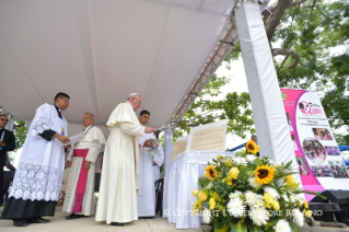 2-Viaje apost&#xf3;lico a Colombia: Bendici&#xf3;n de la primera piedra de las casas para los sintecho y de la Obra Talitha Qum