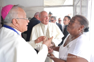 19-Viaje apost&#xf3;lico a Colombia: Bendici&#xf3;n de la primera piedra de las casas para los sintecho y de la Obra Talitha Qum