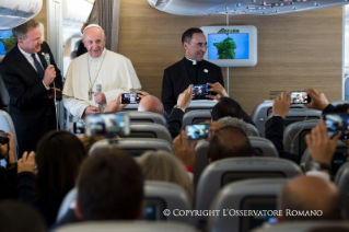 2-Viaje apostólico a Colombia:  Saludo a los periodistas durante el vuelo hacia Bogot&#xe1;