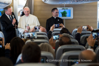 2-Viagem Apostólica à Colômbia: Encontro com os jornalistas durante o voo para a Colômbia 