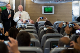 0-Viaje apostólico a Colombia:  Saludo a los periodistas durante el vuelo hacia Bogot&#xe1;