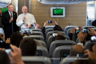 0-Viagem Apostólica à Colômbia: Encontro com os jornalistas durante o voo para a Colômbia 