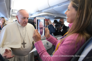 5-Viaje apostólico a Colombia:  Saludo a los periodistas durante el vuelo hacia Bogot&#xe1;