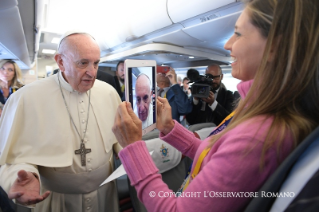 5-Viagem Apostólica à Colômbia: Encontro com os jornalistas durante o voo para a Colômbia 