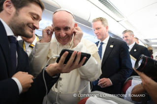 6-Viaje apostólico a Colombia:  Saludo a los periodistas durante el vuelo hacia Bogot&#xe1;