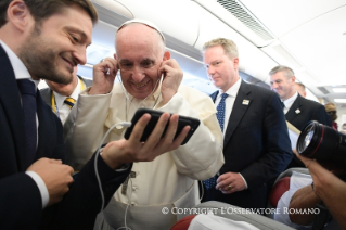 6-Viagem Apostólica à Colômbia: Encontro com os jornalistas durante o voo para a Colômbia 