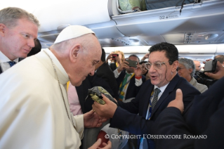 7-Viaje apostólico a Colombia:  Saludo a los periodistas durante el vuelo hacia Bogot&#xe1;