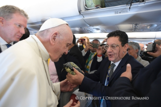 7-Viaggio Apostolico in Colombia: Incontro con i giornalisti durante il volo verso la Colombia