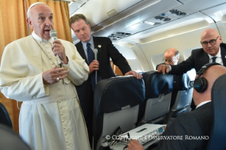 0-Viaje apost&#xf3;lico a Egipto: Saludo del Santo Padre a los periodistas durante el vuelo Roma-El Cairo
