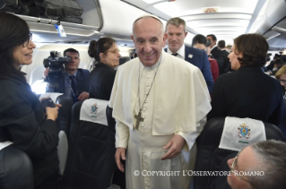 2-Viaje apost&#xf3;lico a Egipto: Saludo del Santo Padre a los periodistas durante el vuelo Roma-El Cairo