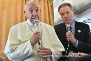 1-Viaje apost&#xf3;lico a Egipto: Saludo del Santo Padre a los periodistas durante el vuelo Roma-El Cairo