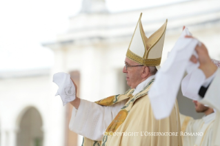 23-Peregrinación a Fátima: Santa Misa con el rito de canonización de los beatos Francisco y Jacinta Marto 