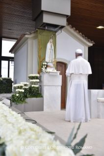 25-Peregrinação a Fátima: Oração durante a visita à Capelinha das Aparições