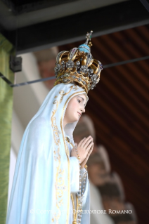 12-Peregrinação a Fátima: Oração durante a visita à Capelinha das Aparições