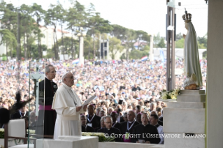 15-Pilgrimage to F&#xe1;tima: Prayer during the visit at the Chapel of the Apparitions