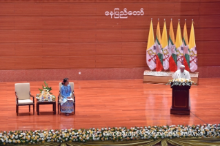 3-Apostolische Reise nach Myanmar: Begegnung mit Vertretern der Regierung, der Zivilgesellschaft und mit dem Diplomatischen Korps
