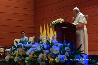 7-Apostolische Reise nach Myanmar: Begegnung mit Vertretern der Regierung, der Zivilgesellschaft und mit dem Diplomatischen Korps
