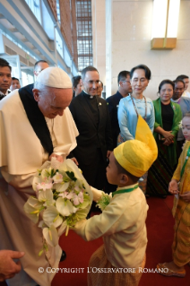 13-Viaggio Apostolico in Myanmar: Incontro con le Autorità, con la Società civile e con il Corpo Diplomatico  