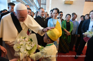 12-Apostolische Reise nach Myanmar: Begegnung mit Vertretern der Regierung, der Zivilgesellschaft und mit dem Diplomatischen Korps