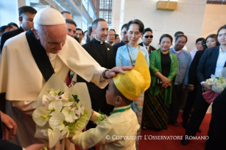 12-Viaje apostólico a Myanmar: Encuentro con las autoridades, la sociedad civil y el Cuerpo Diplomático 