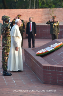 0-Apostolic Journey to Bangladesh: Visit to the National Martyr’s Memorial, the Bangabandhu Memorial Museum and signing of the Book of Honour 