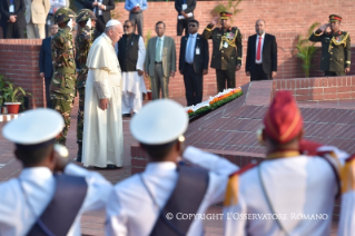 2-Viaggio Apostolico in Bangladesh: Visita al National Martyr’s Memorial, al Bangabandhu Memorial Museum e Firma del Libro d'Onore