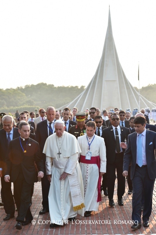 1-Apostolic Journey to Bangladesh: Visit to the National Martyr&rsquo;s Memorial of Savar, Homage to the Father of the Nation in Bangabandhu Memorial Museum and signing of the Book of Honour