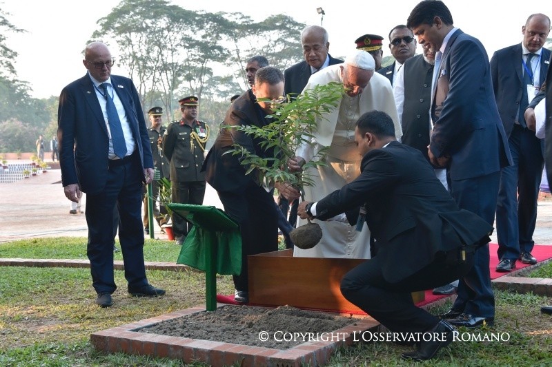 4-Apostolic Journey to Bangladesh: Visit to the National Martyr&rsquo;s Memorial of Savar, Homage to the Father of the Nation in Bangabandhu Memorial Museum and signing of the Book of Honour