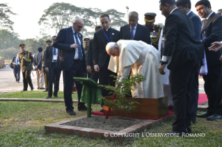 3-Viagem Apostólica a Bangladesh: Visita ao Memorial Nacional dos Mártires e ao  Bangabandhu Memorial Museum com a assinatura do Livro de Honra