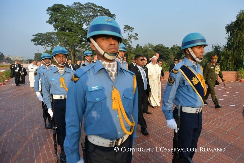 8-Apostolic Journey to Bangladesh: Visit to the National Martyr&rsquo;s Memorial of Savar, Homage to the Father of the Nation in Bangabandhu Memorial Museum and signing of the Book of Honour