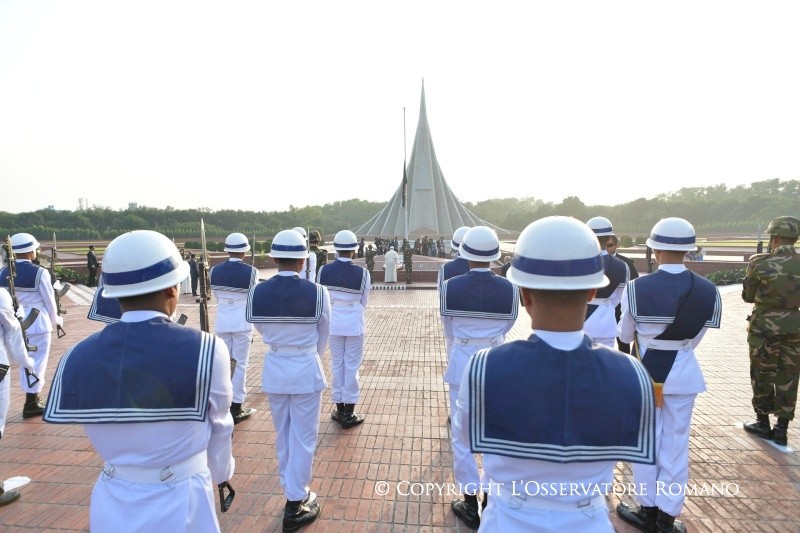7-Apostolic Journey to Bangladesh: Visit to the National Martyr&rsquo;s Memorial of Savar, Homage to the Father of the Nation in Bangabandhu Memorial Museum and signing of the Book of Honour