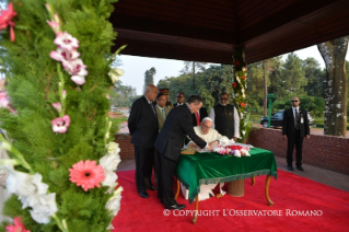 9-Viagem Apostólica a Bangladesh: Visita ao Memorial Nacional dos Mártires e ao  Bangabandhu Memorial Museum com a assinatura do Livro de Honra